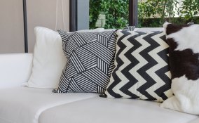 arredamento casa interni bainco nero mobili essenzialità moderno appartamento linee pulite design raffinatezza