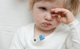 bambina aspetta il termometro