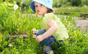 bambina in mezzo al verde