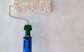 ragazza mentre pittura una stanza