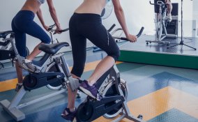 bicicletta piscina sport donna fisico