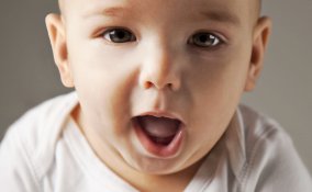 bambino che cerca di parlare