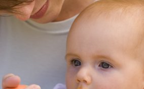 bambina e mamma con la verdura