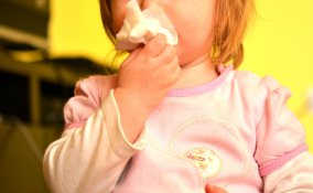bambina con fazzoletto 