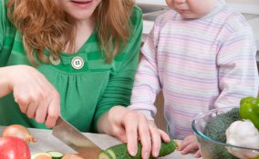 mamma e bambino in cucina