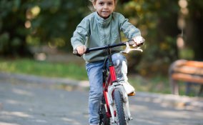 bambina in bici