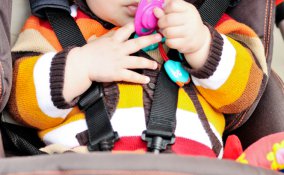 bambino in carrozina