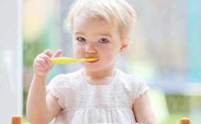 bambina che mangia da sola