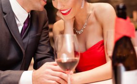 uomo donna parlare conversazione sorriso