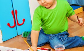 bambino sporco di pittura