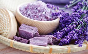 teiere piatti stoviglie country lavanda fiori cesti sapone tavola decori