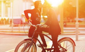 bacio tramonto amore coppia