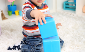 Bambino gioca sicuro