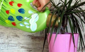 Riciclo il flacone del detersivo e creo un annaffiatoio