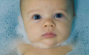 come lavare un neonato nel lavandino