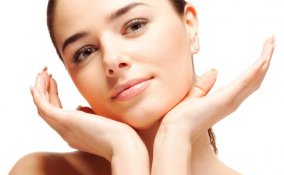 Pulizia del viso con olio indiano o di ricino contro i punti neri