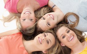 amiche infanzia, mantenere rapporto, amicizia, adulte   