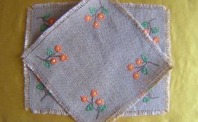 Come fare un centrino in juta con il punto margherita e il punto erba