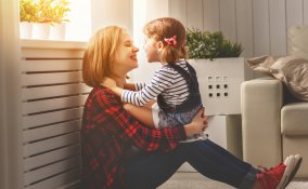 Mamma, figlia, giocare insieme