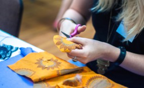 come decorare maglietta, decoupage con stoffa, decoupage su magliette