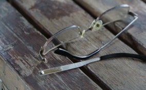 aggiustare asta occhiali, riparare asta occhiali, stanghette occhiali rotte