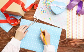 come riciclare carta da regalo, riciclare carta regalo, lavoretti riciclo carta