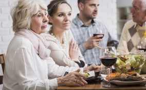 non sopporto i suoi parenti, come sopportare i parenti di lui, non sopporto la sua famiglia