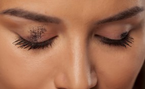 macchie di mascara, trucco, correzione