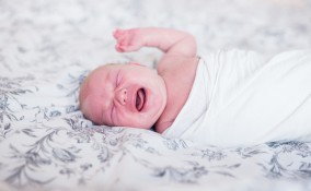 neonato piange
