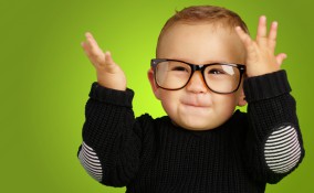 Bambino con occhiali