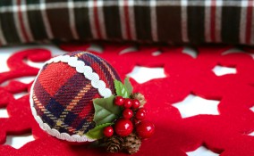 palline natale fai da te polistirolo decoupage stoffa, palline natale polistirolo, palline polistirolo decoupage, palline polistirolo stoffa