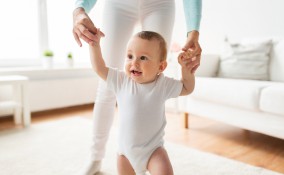 quando inizia camminare bambino