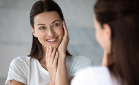 Toccare il viso