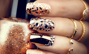 nail art luminose, brillantini e strass, decorazione unghie