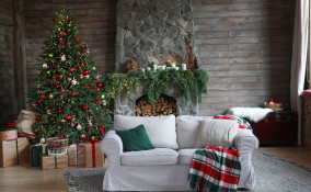 come decorare camino Natale, decorazioni camino natale