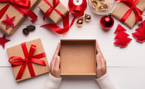 Fioriera natalizia fai da te: porta albero con scatola, stoffa e un pizzico di fantasia