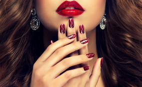 nail art bordeaux, decorazione unghie, design