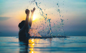 Donna fa il bagno al mare