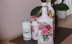decorare bottiglie vetro decoupage, decorare bottiglie di vetro