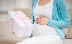 cosa regalare donna incinta, idee regalo donna incinta