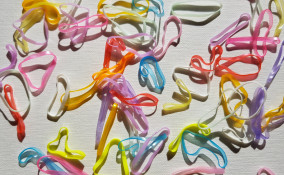 pittura con  elastici