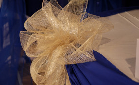 Come fare un fiocco grande con nastro a rete per le Feste