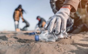 Come eliminare plastica e rifiuti da spiaggia e mare