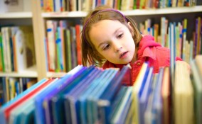 Bambini in biblioteca