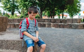 bambino non va a scuola