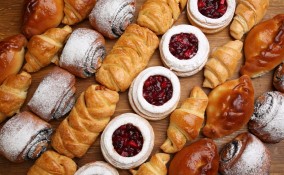 rappresentazione di diversi tipi di dolci con pasta sfoglia tra cui dolci al cioccolato, con i lamponi, con lo zucchero a velo