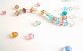 perline di un braccialetto rotto