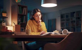 ragazza studia di notte