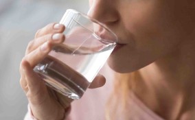 bere acqua al mattino
