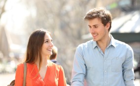 ragazza parla ragazzo